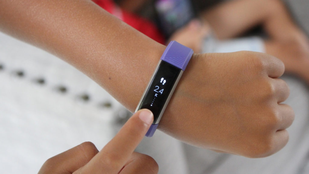 Полный обзор и настройка фитнес-трекера для детей Fitbit Ace