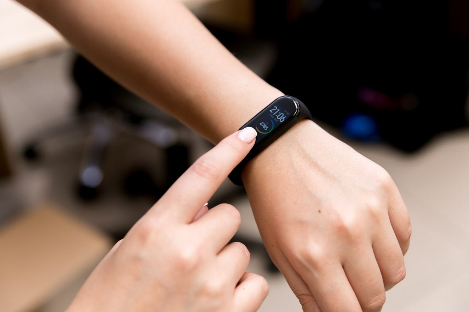 Металлические или пластиковые бейджи на магните | Про умные часы и браслеты